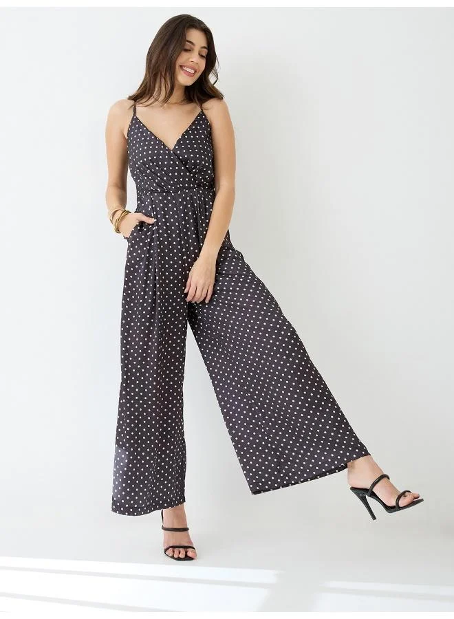 جلو باص جمبسوت ساتان نسائي بنقاط البولكا وياقة ملفوفة وأكتاف مكشوفة من جلوبس